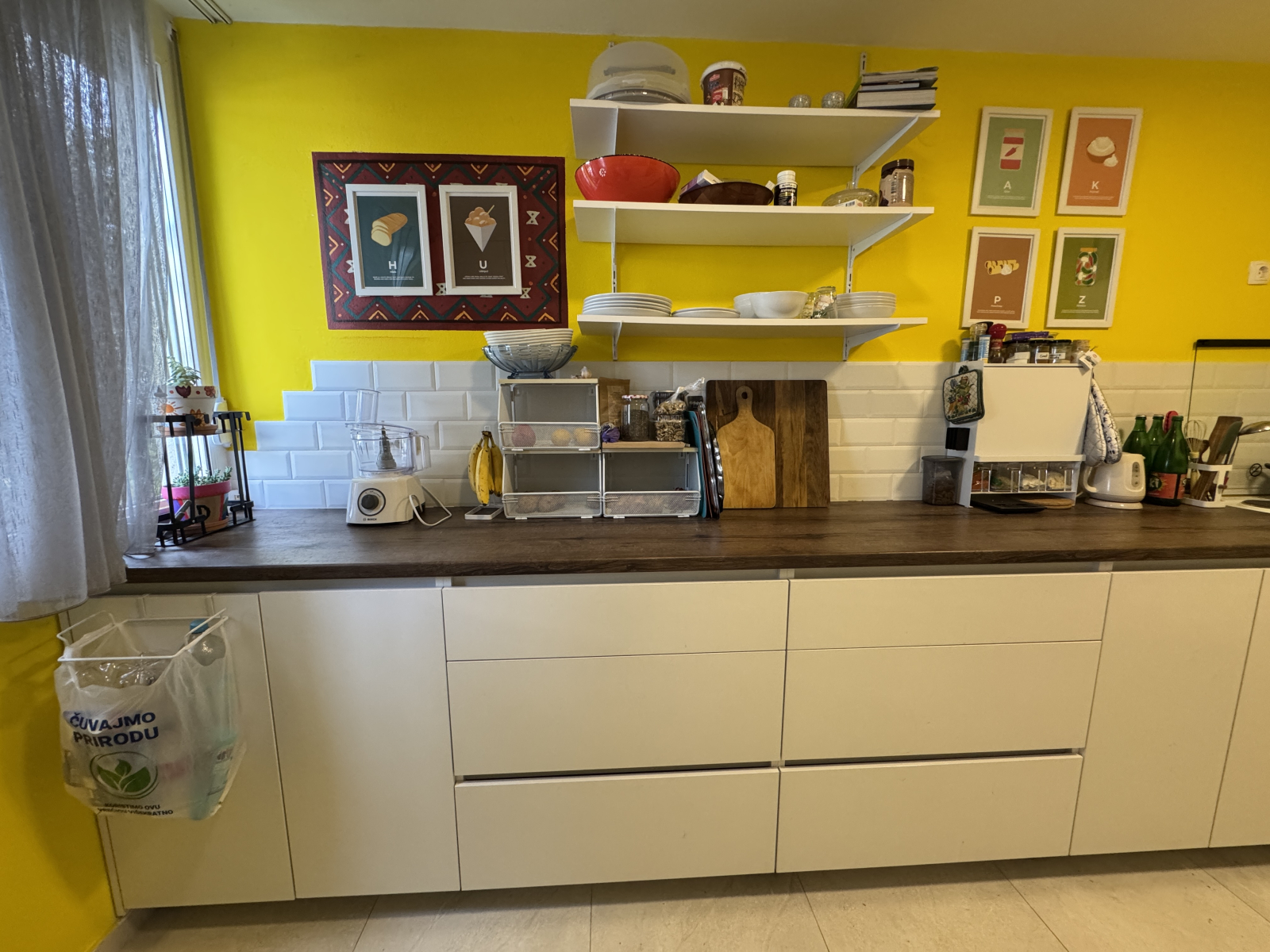 There's also a blender/food processor, and stove and oven.