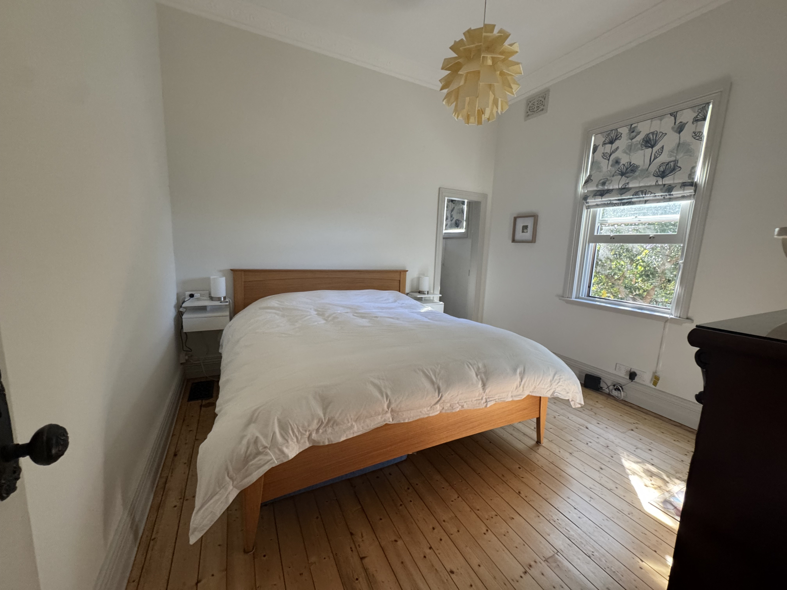 Slaapkamer met kingsize bed en inloopjas