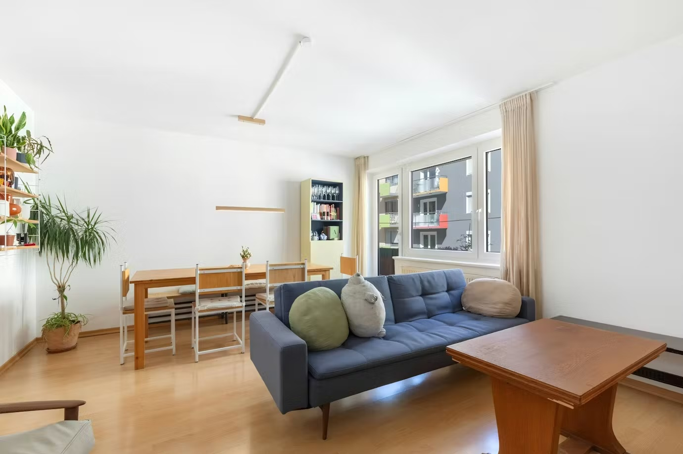 Das Wohn-Esszimmer ist lichtdurchflutet und geräumig. Zur Unterhaltung steht ein Smart-TV zur Verfüg ...