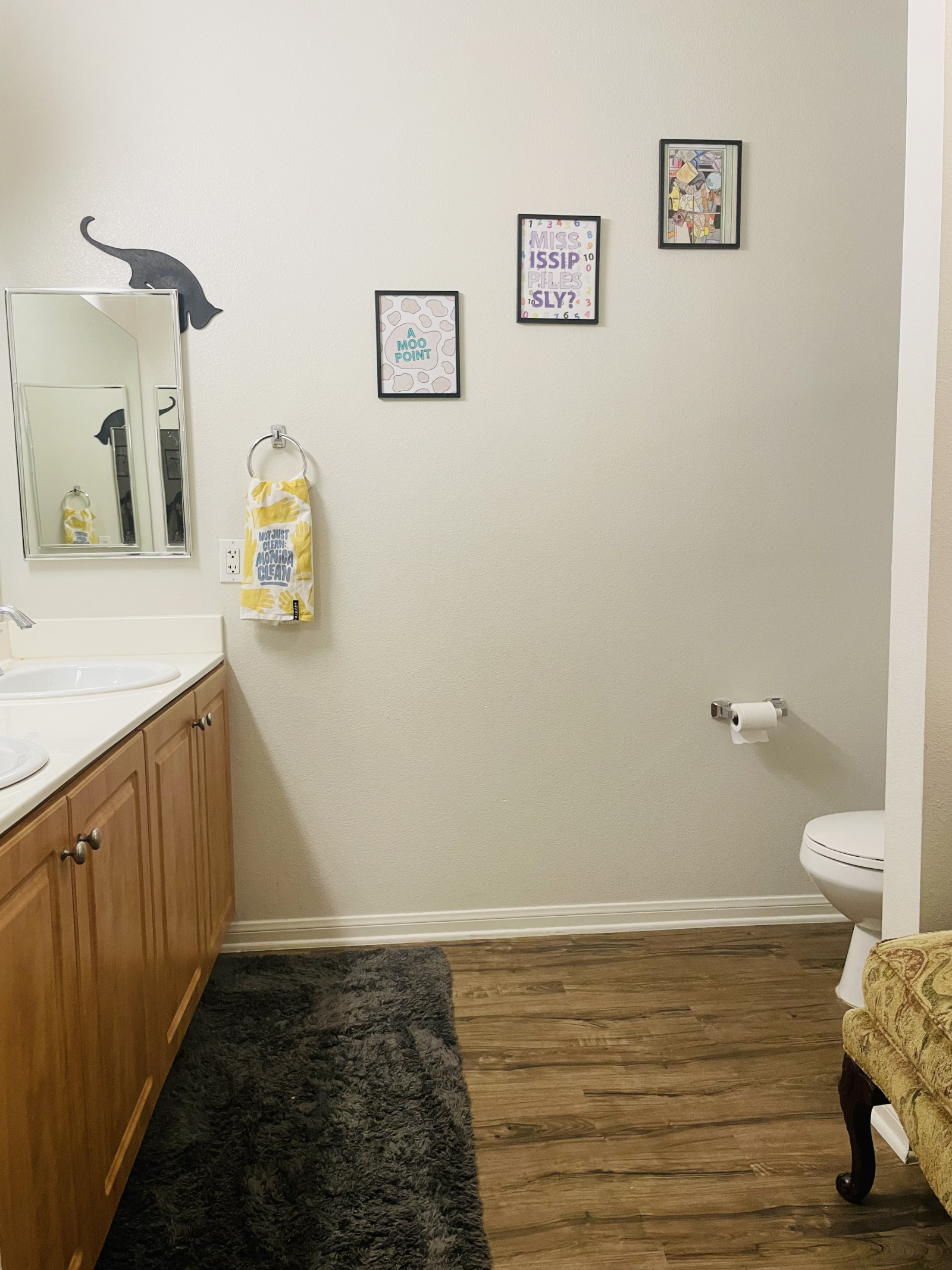 Dieses Badezimmer hat ein Waschbecken für Sie und Ihn mit verschlossenen Schränken darunter. Auf der ...