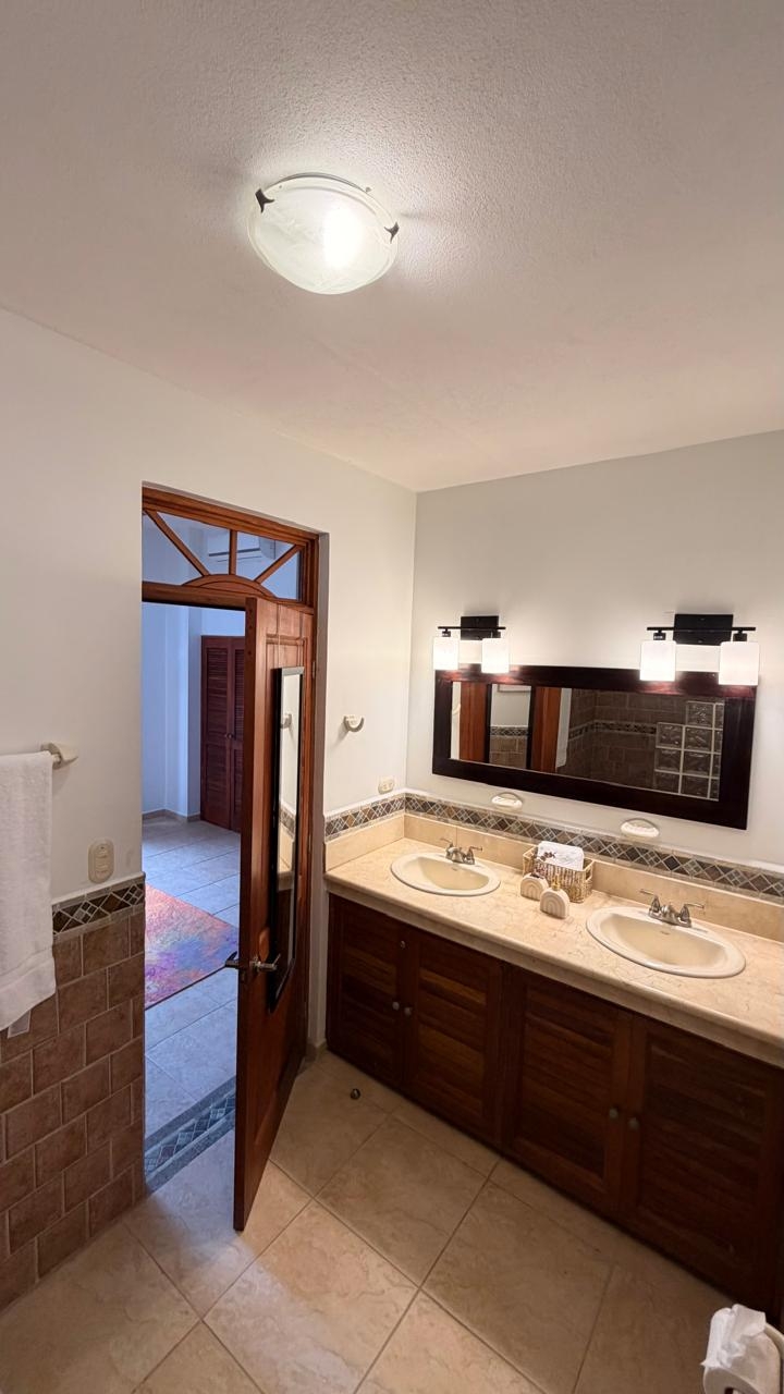 Secondo bagno principale con doppio lavandino.
