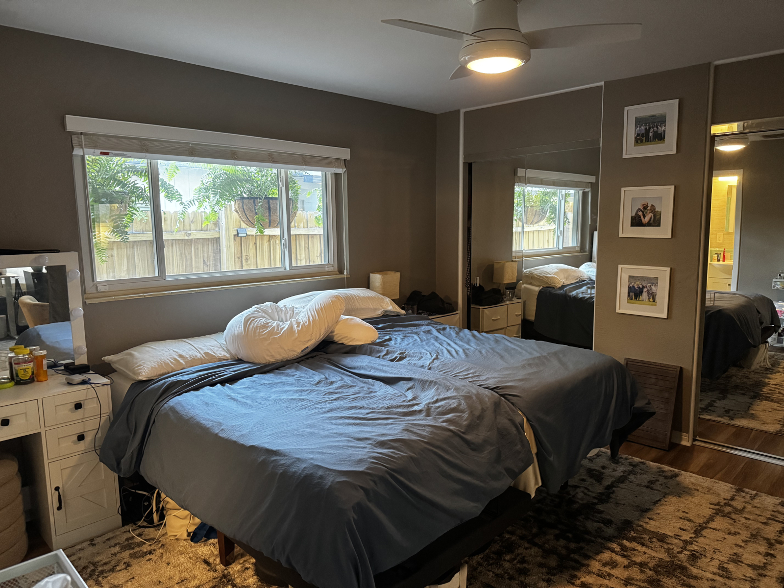 Das Hauptschlafzimmer verfügt über ein kleines Badezimmer und ein verstellbares Tempurpedic-Bett mit ...