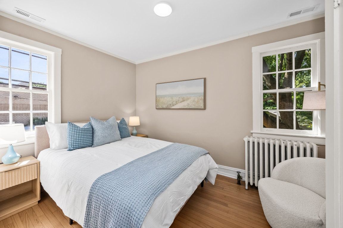Charming coach house in college town minutes from Chicago