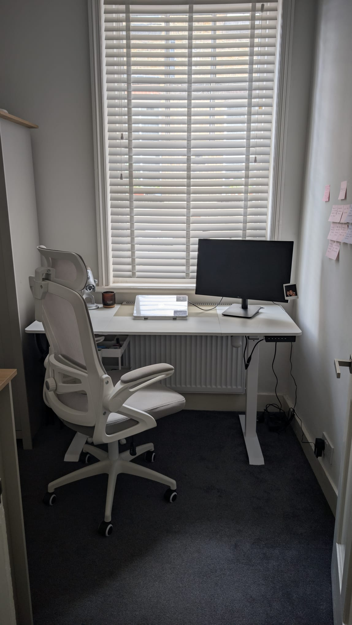 Escritório perfeito para realizar seu trabalho. A mesa é uma mesa de pé e você pode conectar seu lap ...