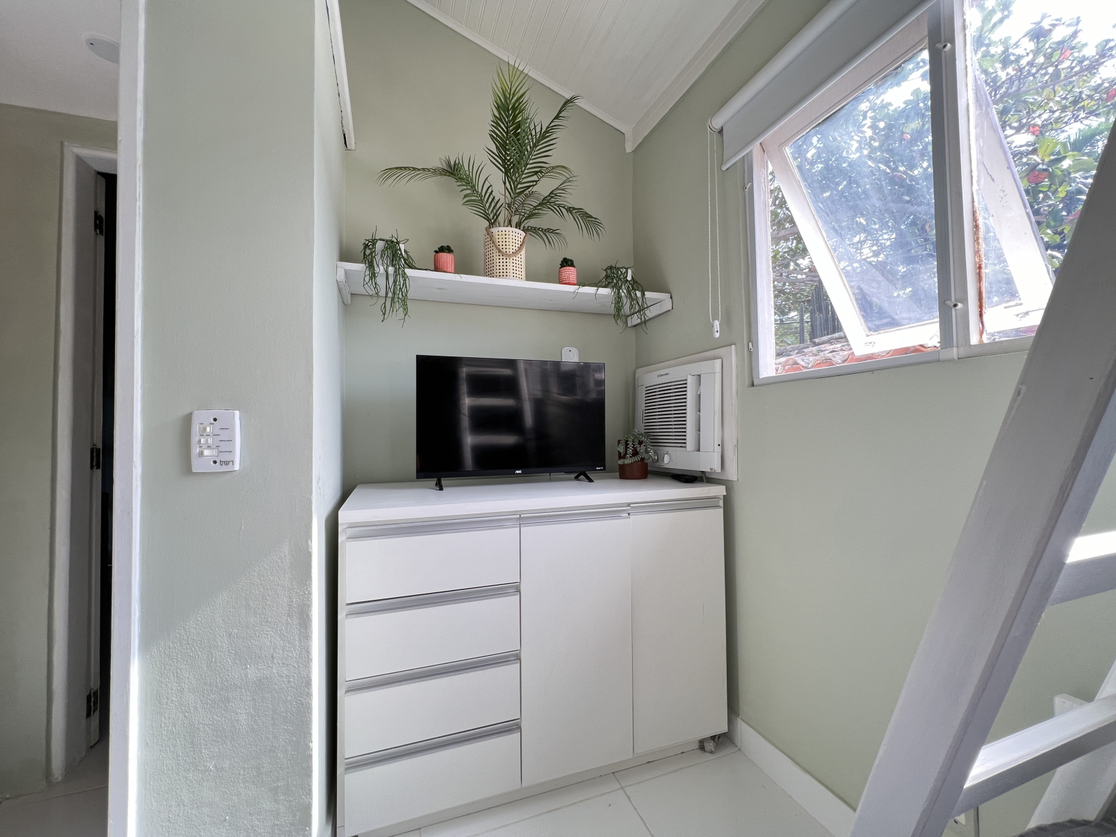 Smart TV e guarda-roupa do quarto #2