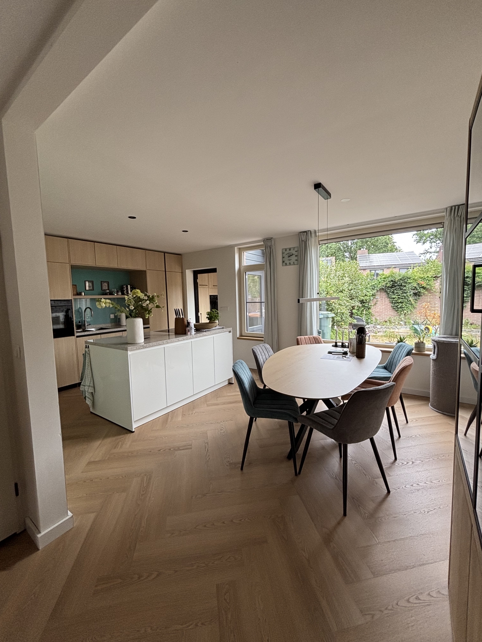 Well equipped kitchen and dining room