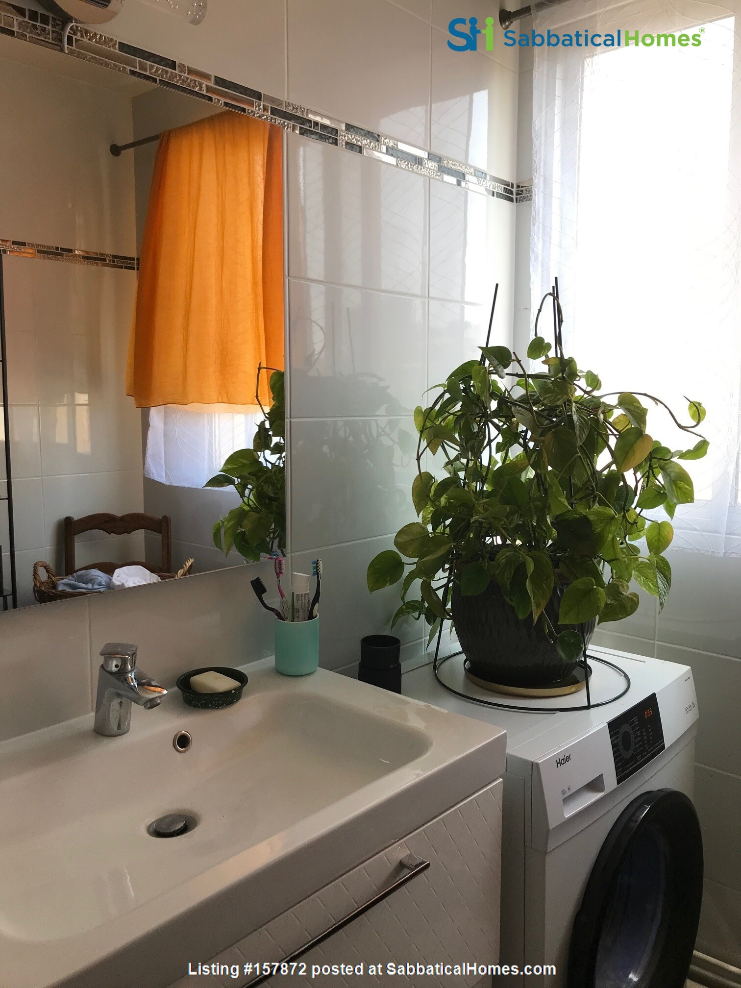 Baño soleado con lavadora