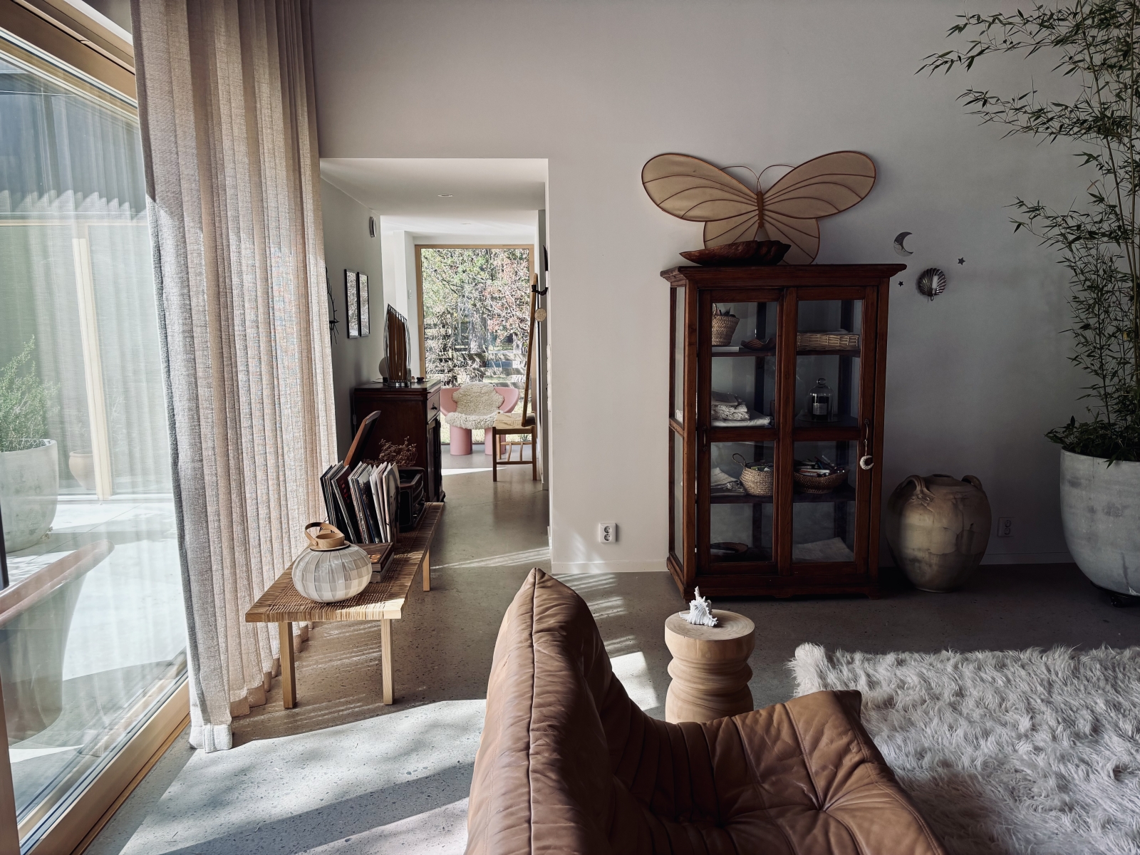 Social beach house by the most beautiful beach in Sweden. Close to nature, several white beaches, tranquility of Österlen and close to buzzing Copenhagen.