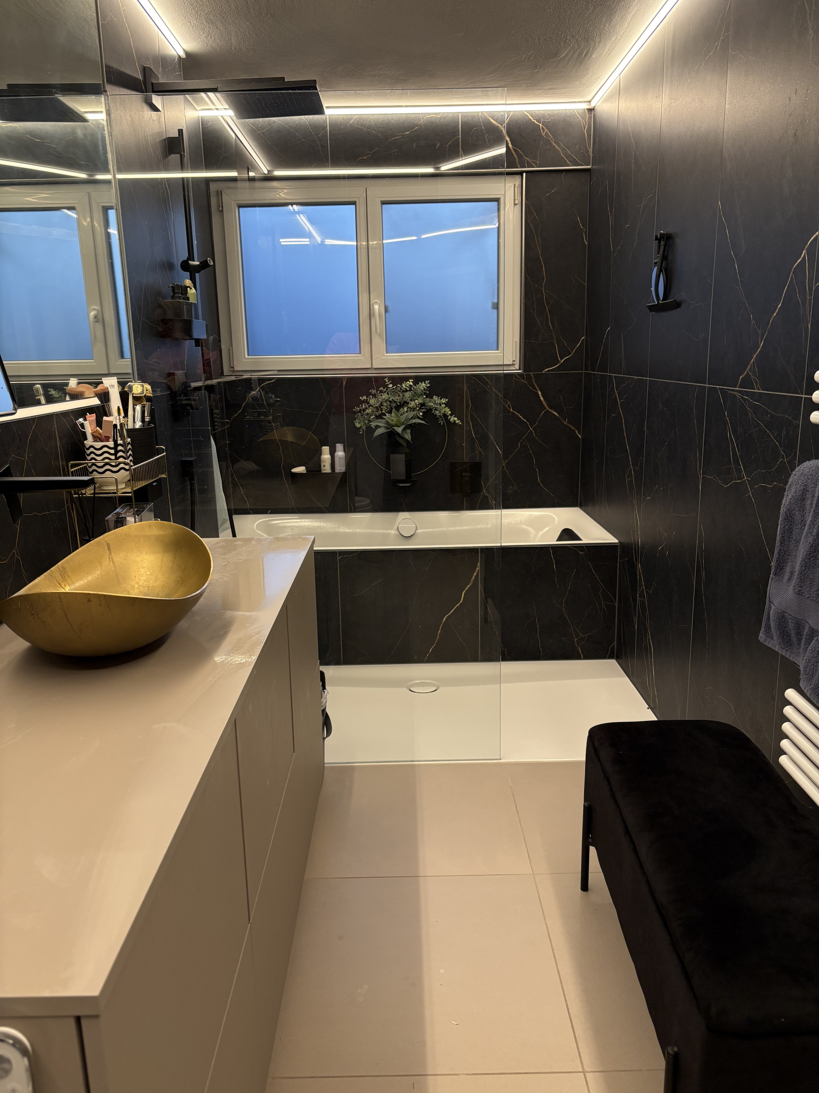 This bathroom makes me feel a bit Hollywood. With a large bath and seperate shower