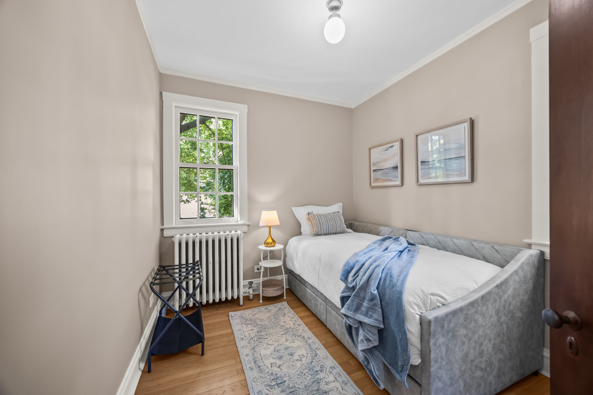 Charming coach house in college town minutes from Chicago
