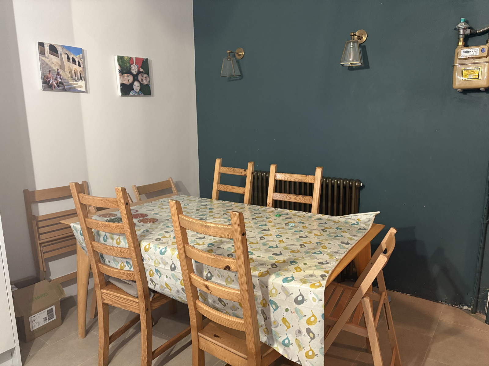 Il tavolo da pranzo è in cucina: 6 posti a sedere comodamente, ma ci sono sedie pieghevoli per adatt ...