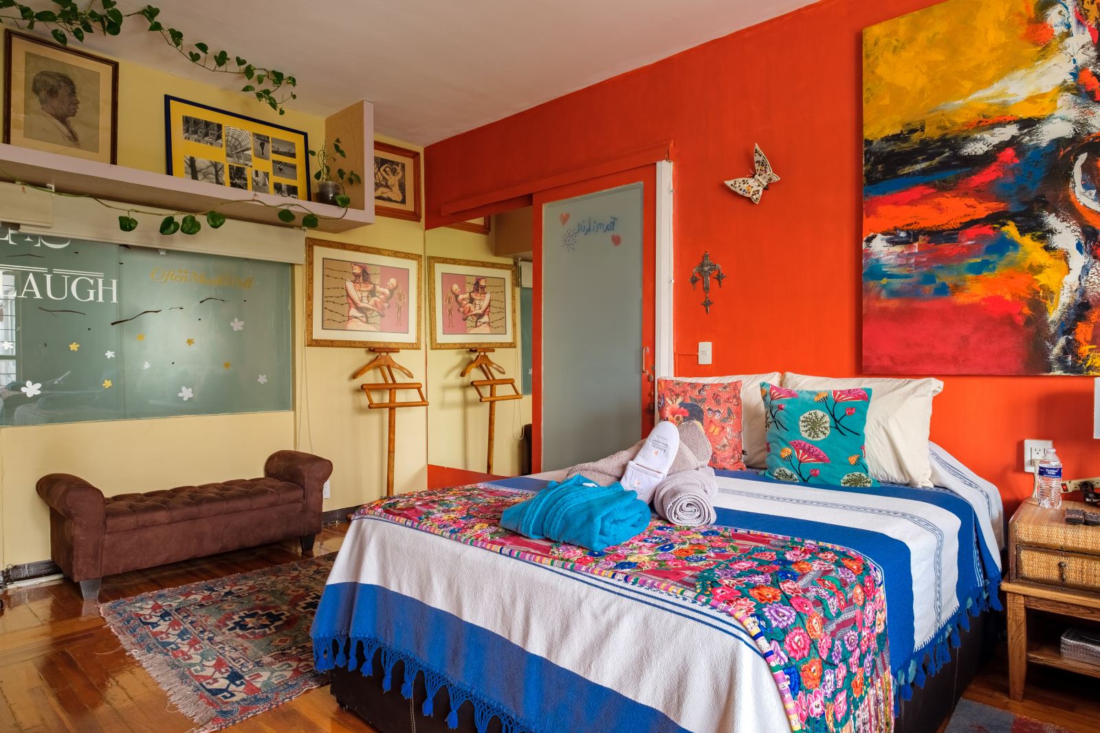 Family Room: Comfort with Mexican Essence and Shared Terrace

Enjoy the perfect combination of privacy, relaxation, and connection in our Family Room max 4 people. Specially designed for groups of friends, families, or travelers seeking a wholesome, safe, and shared environment, this space offers all the comfort you need in the heart of Polanquito.
Equipped with two spacious and comfortable Queen Size beds, perfect for ensuring a restful sleep