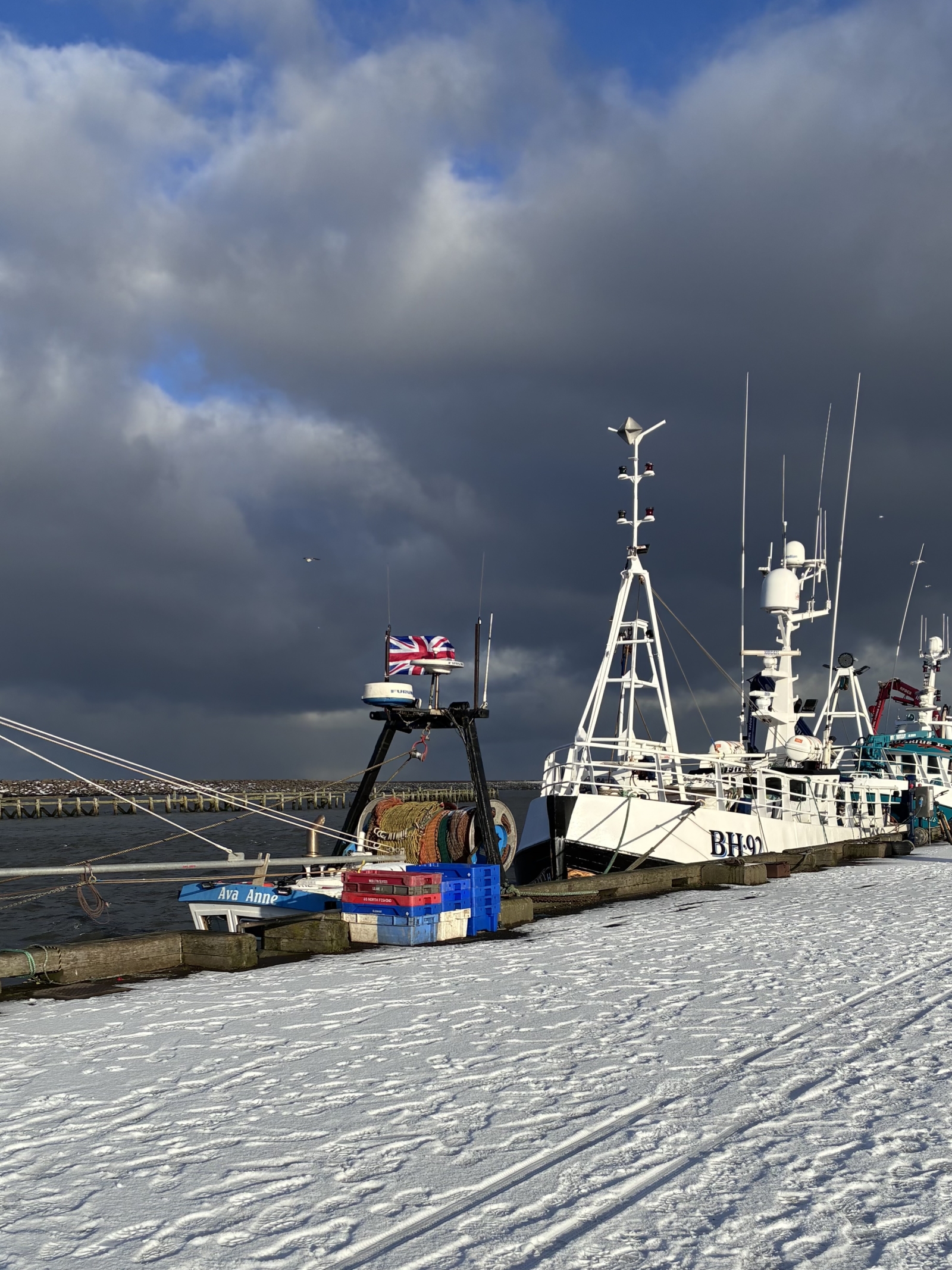 Amiamo Amble in inverno: cieli drammatici e mari enormi. Le barche sono al sicuro nel porto.