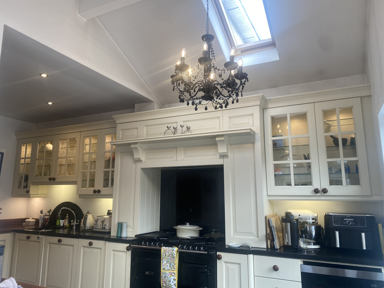 Cozinha - uma linda sala grande e iluminada com clarabóias e gás Aga