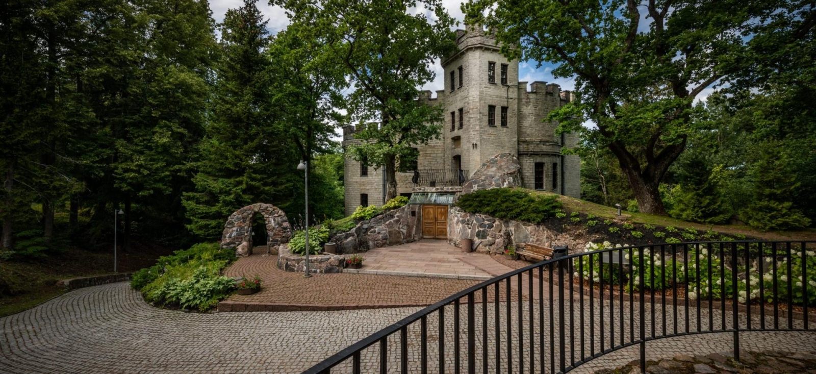 Glehn's Castle right next door (https://en.wikipedia.org/wiki/Glehn_Castle)