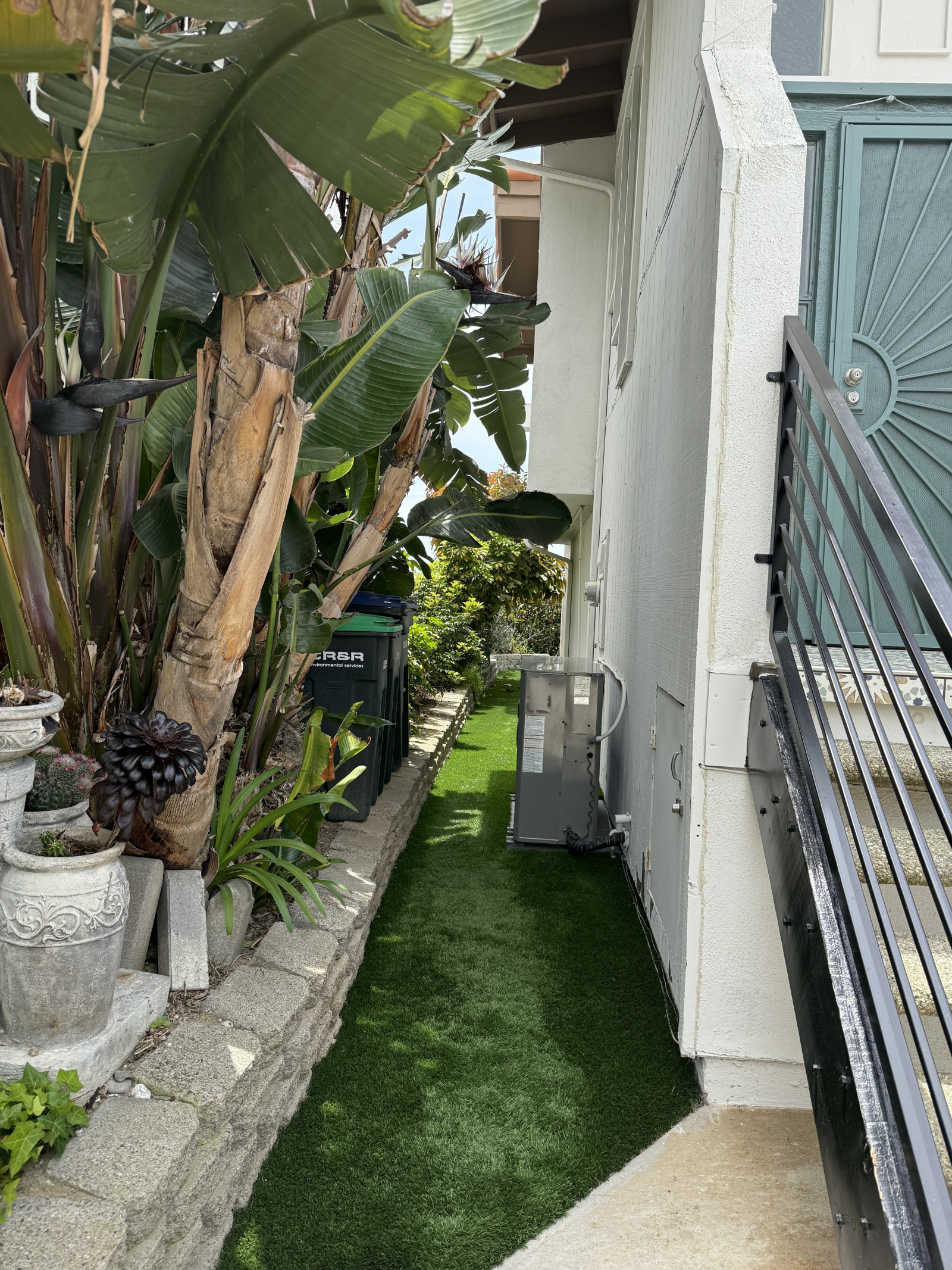 Quintal lateral indo para o pátio traseiro do andar de baixo