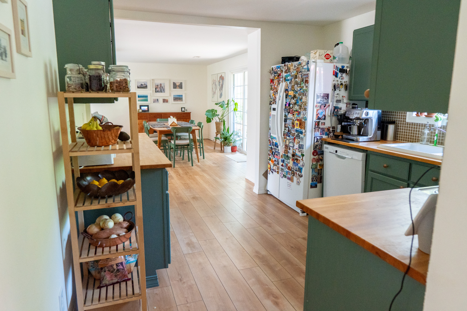 Keuken die naar eetkamer en woonkamer gaat