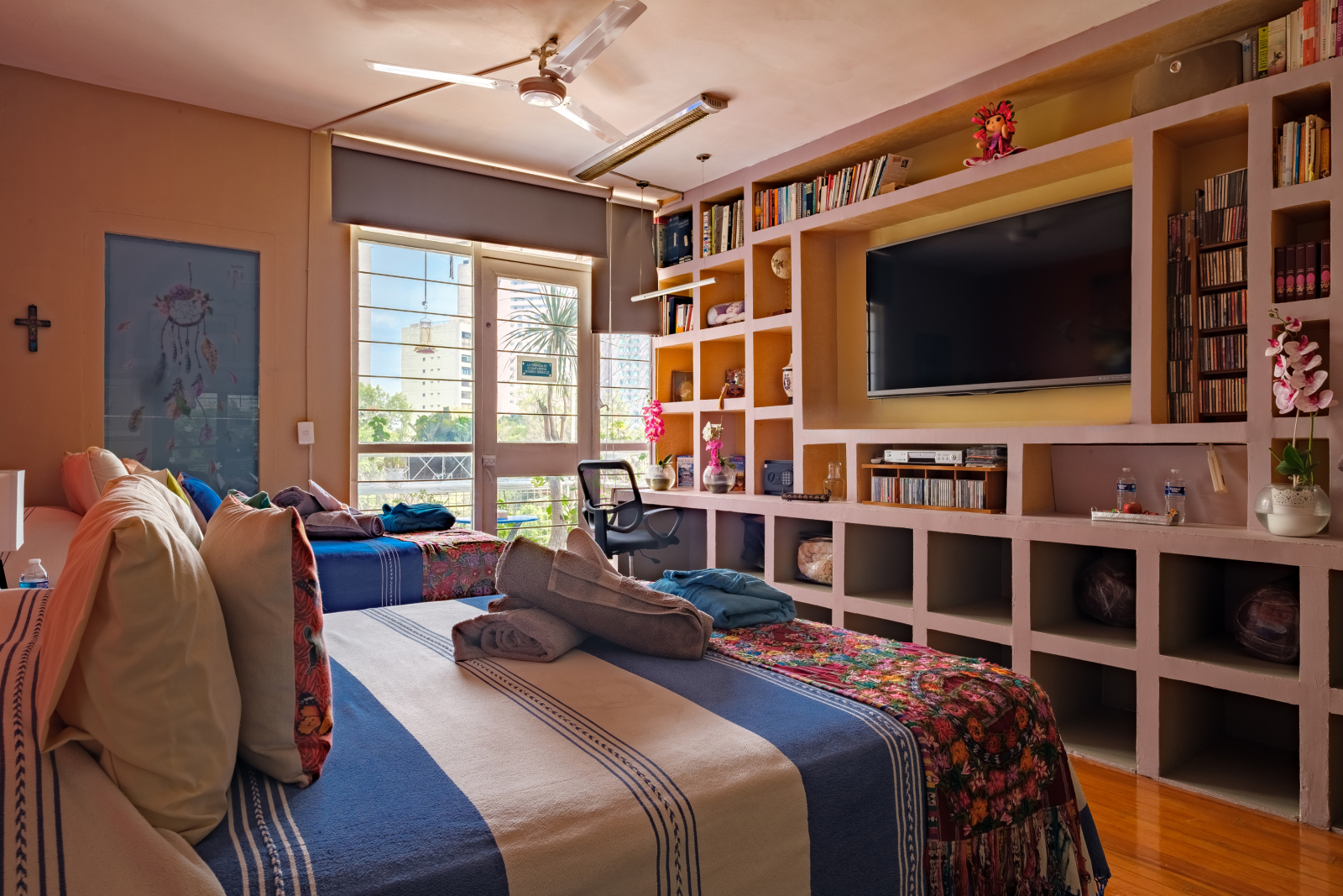 good closet and shelves with large 70" smart tv & 400 megas wifi, lots of light & fantastic view W/ terrace
