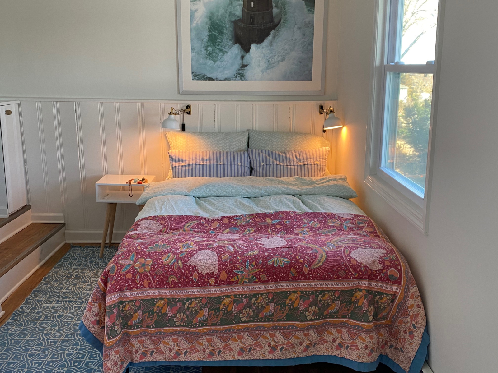 Lit double (140cm) au niveau inférieur, avec accès direct de l’intérieur et de l’extérieur ainsi que ...