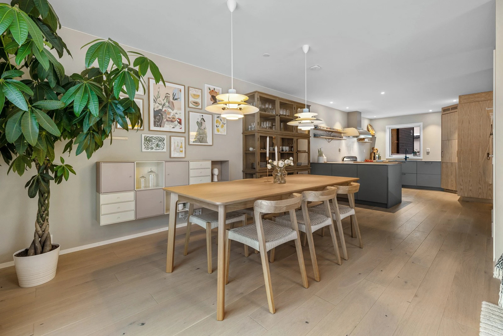 Sala de jantar e cozinha aberta, a mesa pode ser estendida para acomodar 12 pessoas