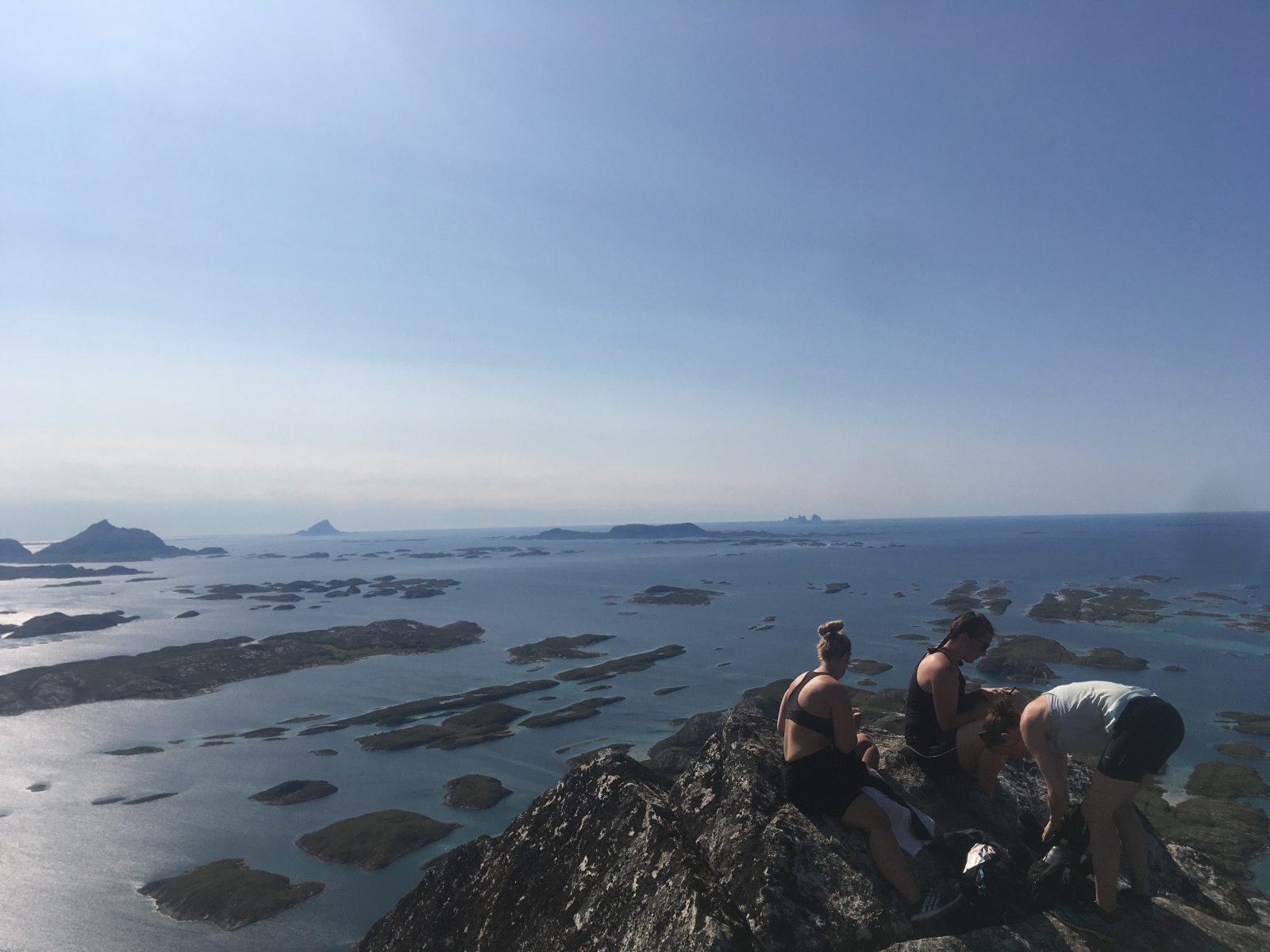 Vista de Rødøyløva (ilha de Rødøy). O aluguer de barcos pode ser organizado em Oskarbrygga (Tonnes), ...