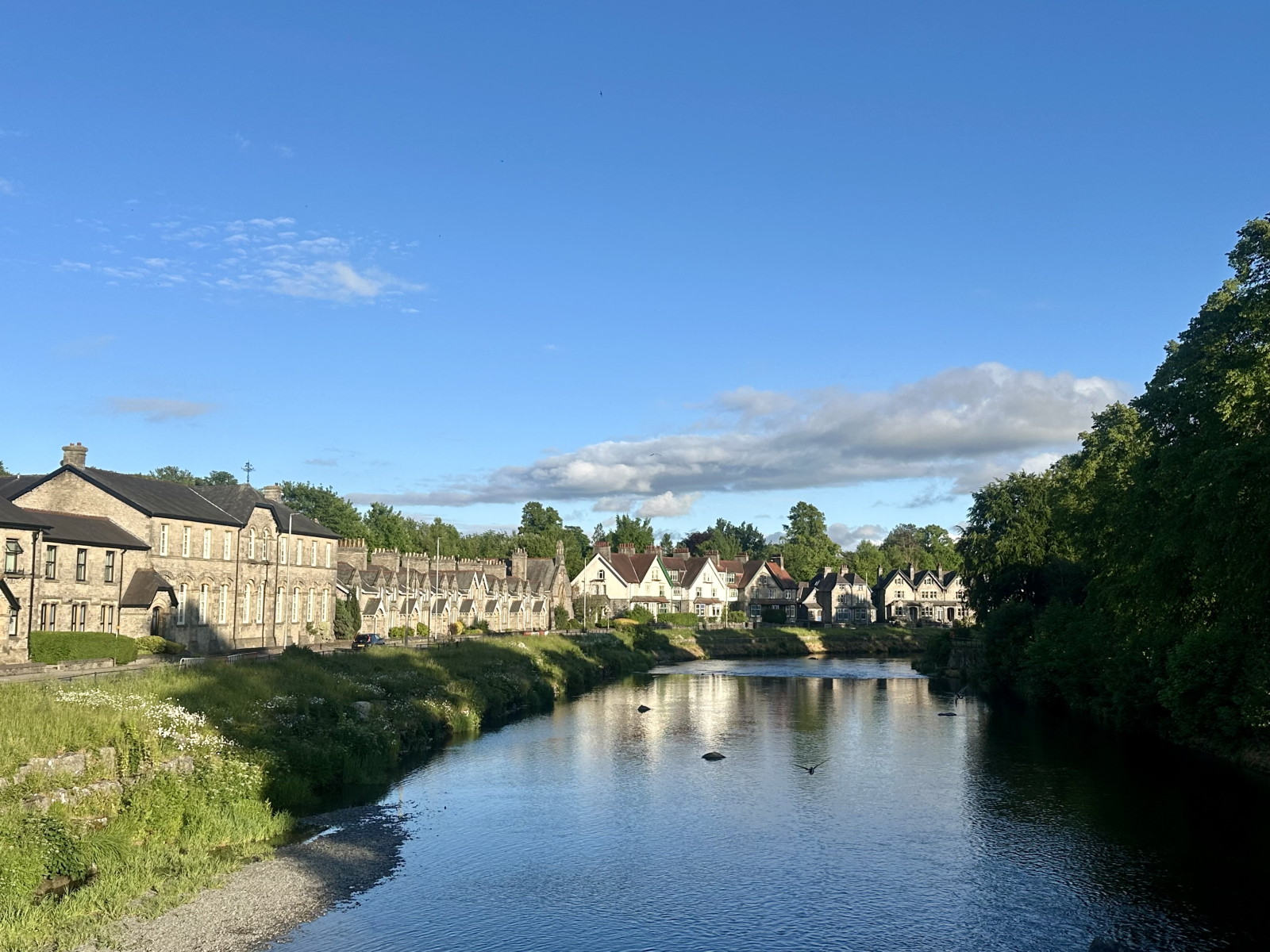 Estrada Aynam: foto tirada da passarela que leva ao parque e playground Abbot Hall.