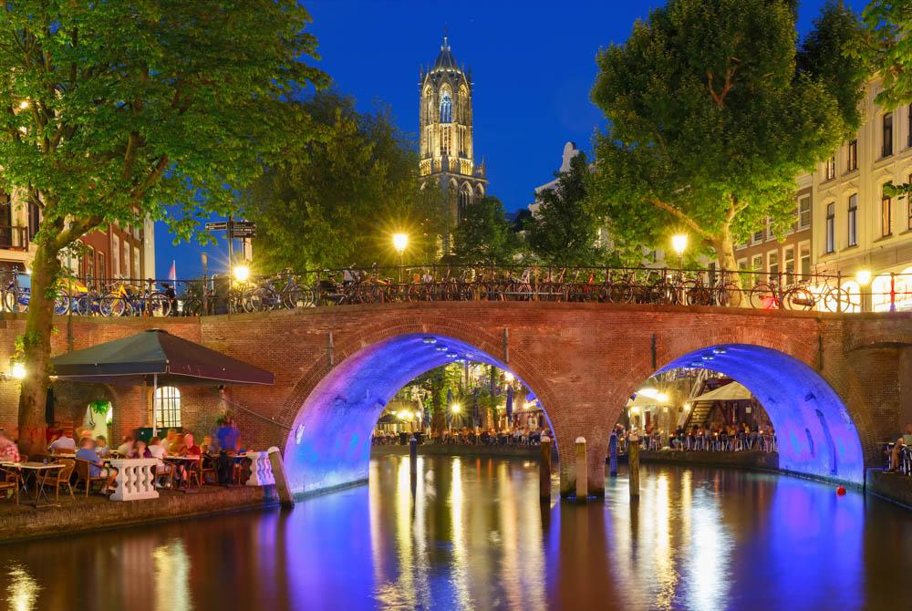 Utrecht è una bellissima città vecchia con canali. 18 minuti in treno.