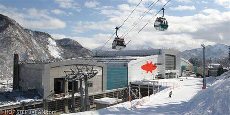 Der Hochgeschwindigkeitsbahnhof Gala Yuzawa ist auch eine Basislodge des Skiresorts