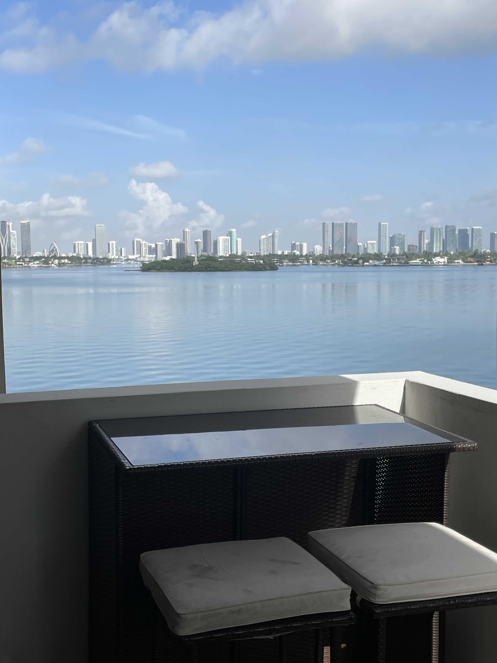Studio nella zona più tranquilla di South Beach con vista sul tramonto su Miami e una piscina, vasca idromassaggio, palestra, ecc.