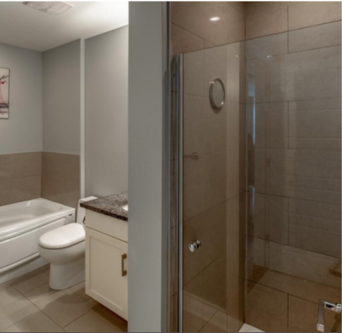 Salle de bains privative, avec douche séparée et petite baignoire.