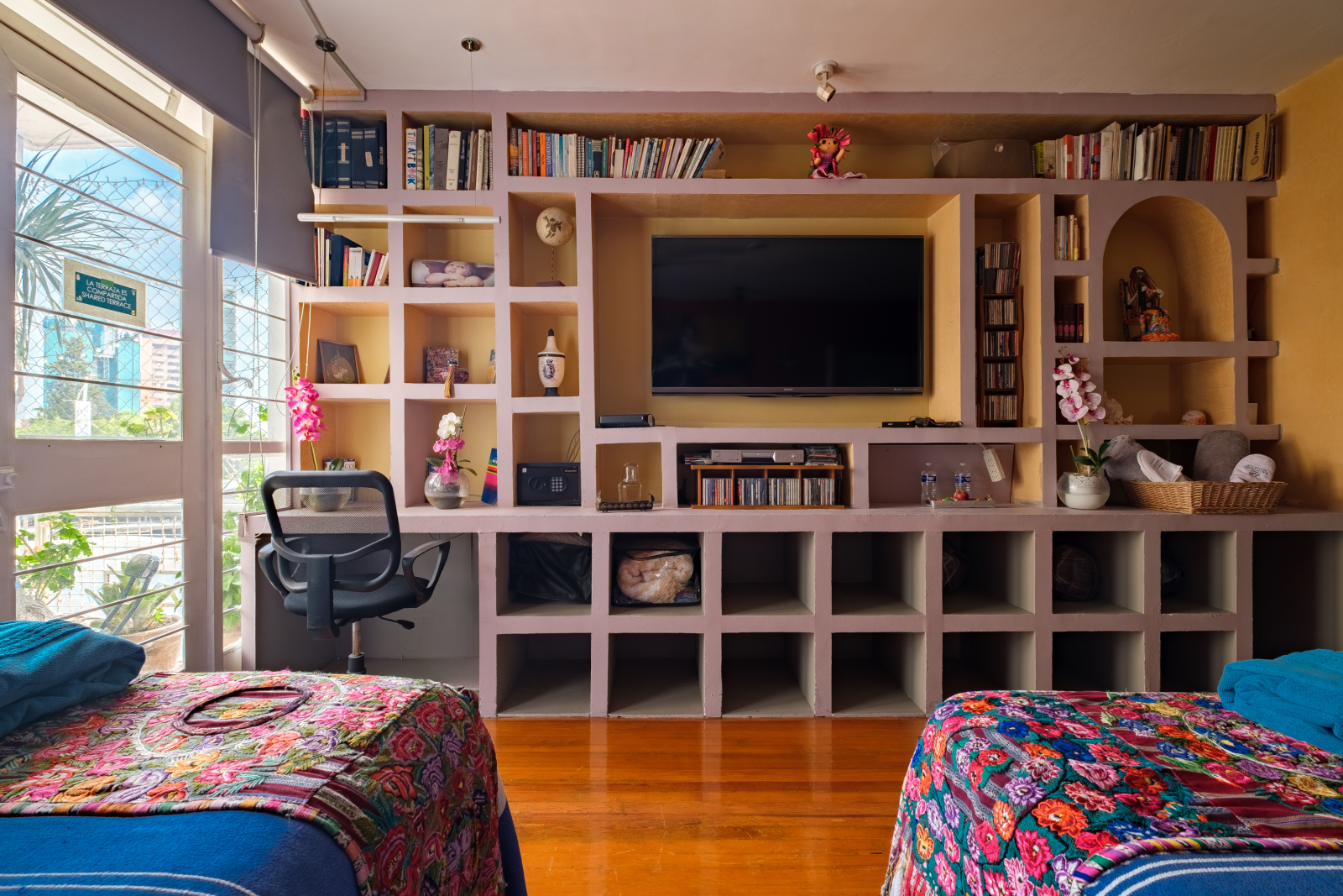 good closet and shelves with large 70" smart tv & 400 megas wifi