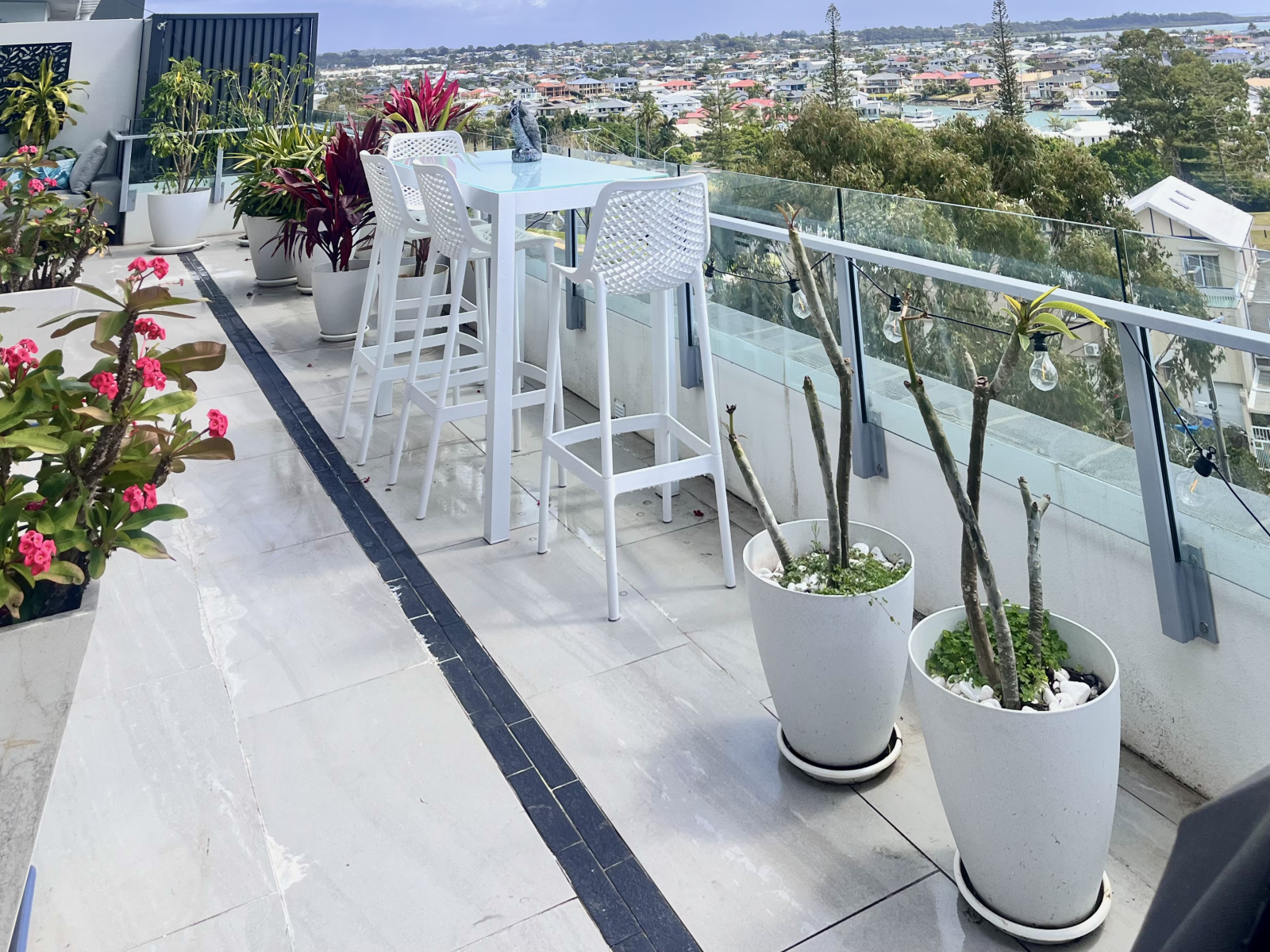 Véranda de niveau supérieur avec barbecue, salon et chaises hautes.  Les vues les plus étonnantes su ...