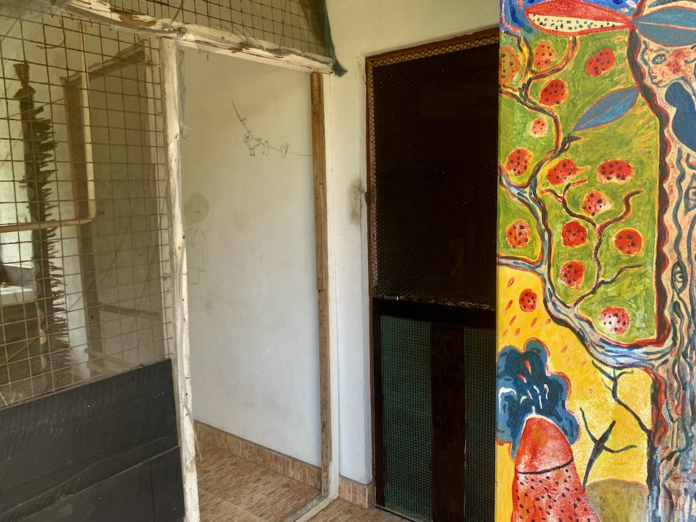 Vista da varanda da minha porta até a despensa e para a sala de estar.