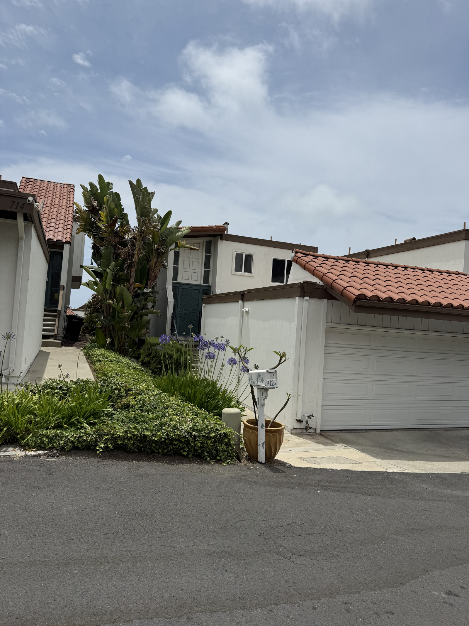 Vista frontal da casa. Temos garagem para 2 carros