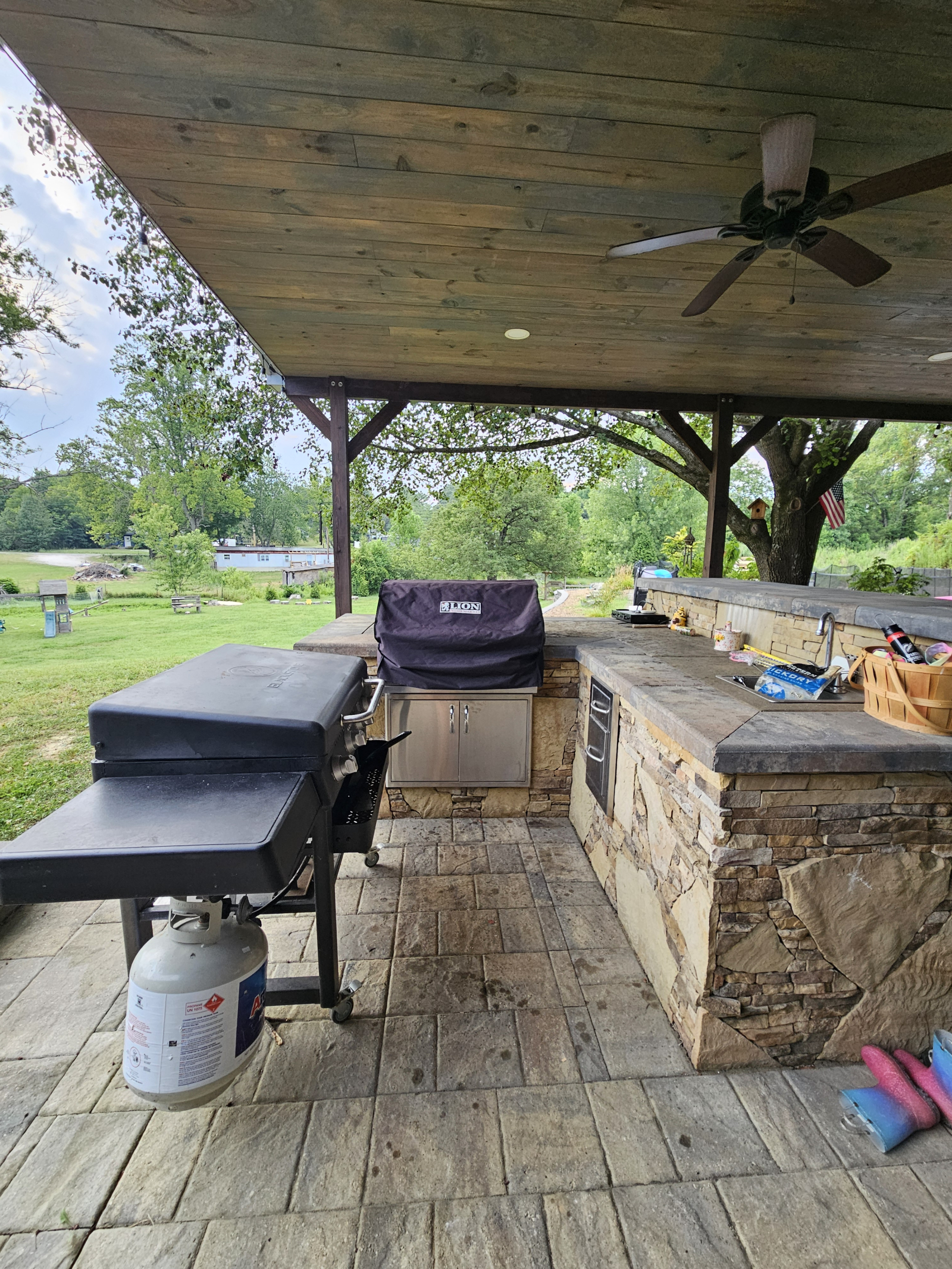Blackstone et grill de base. Vous pouvez utiliser la cuisine extérieure !