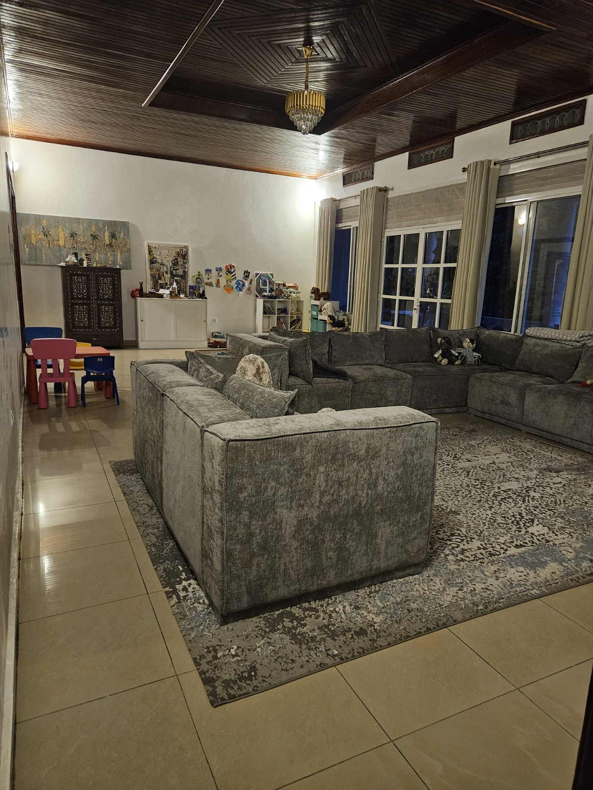 Une famille de quatre personnes a récemment déménagé à Kigali. Plus de photos bientôt !