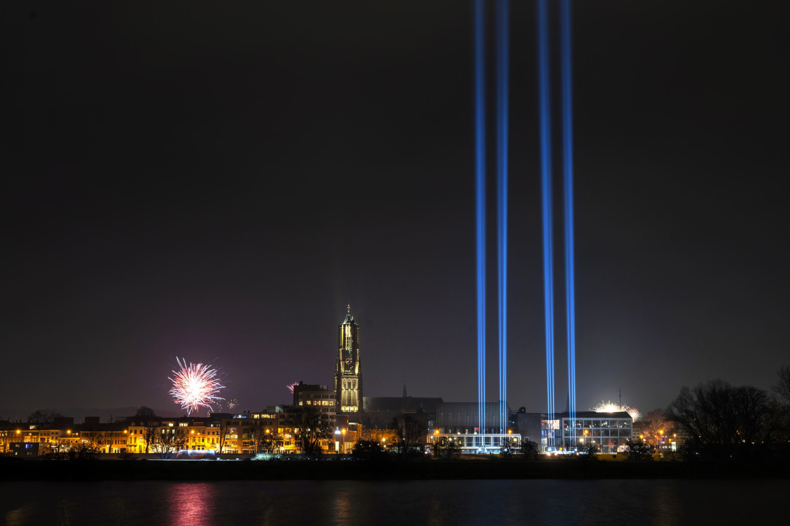 Arnhem de noche cuando se celebra
