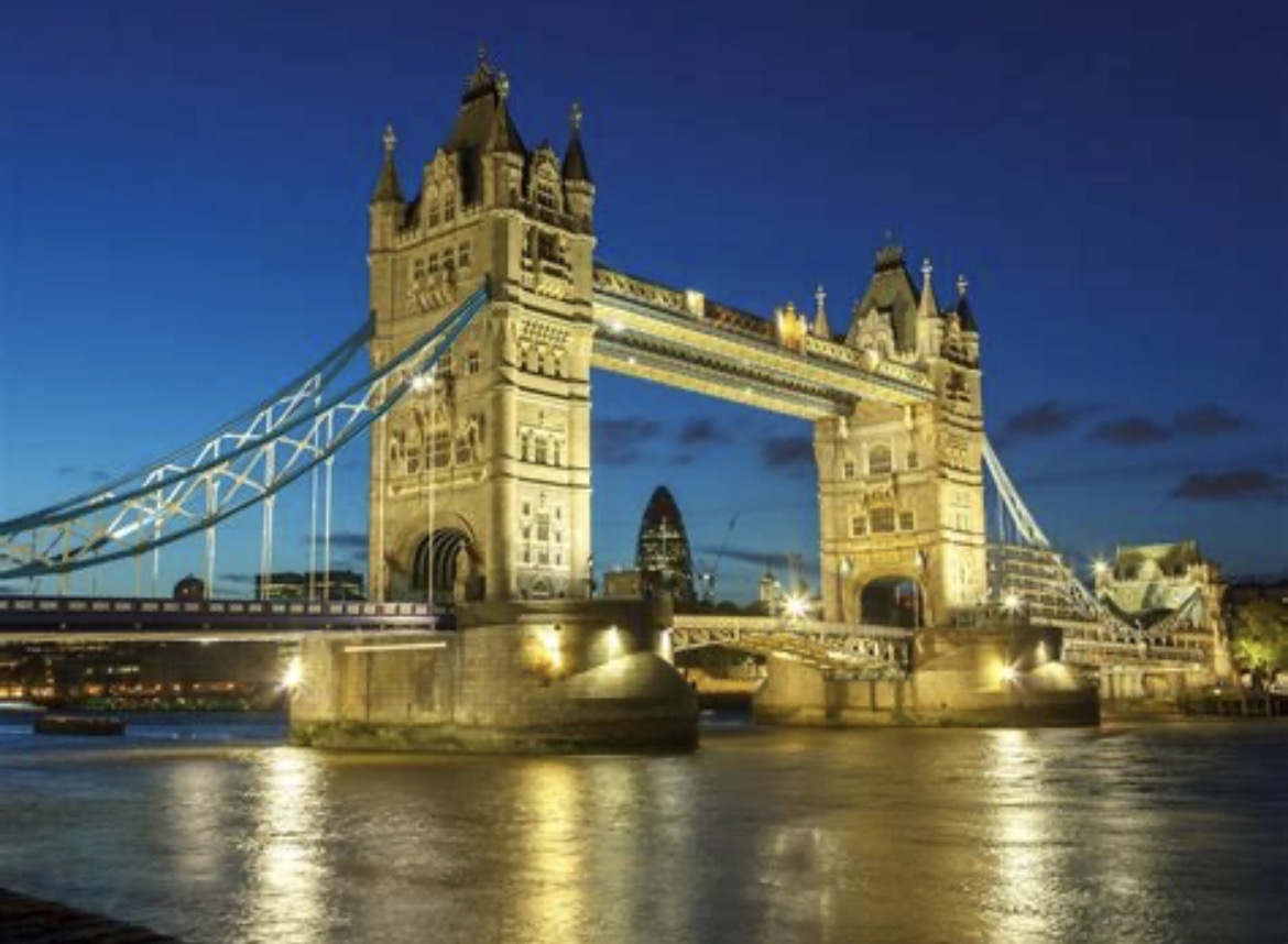 Modern apartment in East London with stunning view of city skyline - perfect for exploring the city.