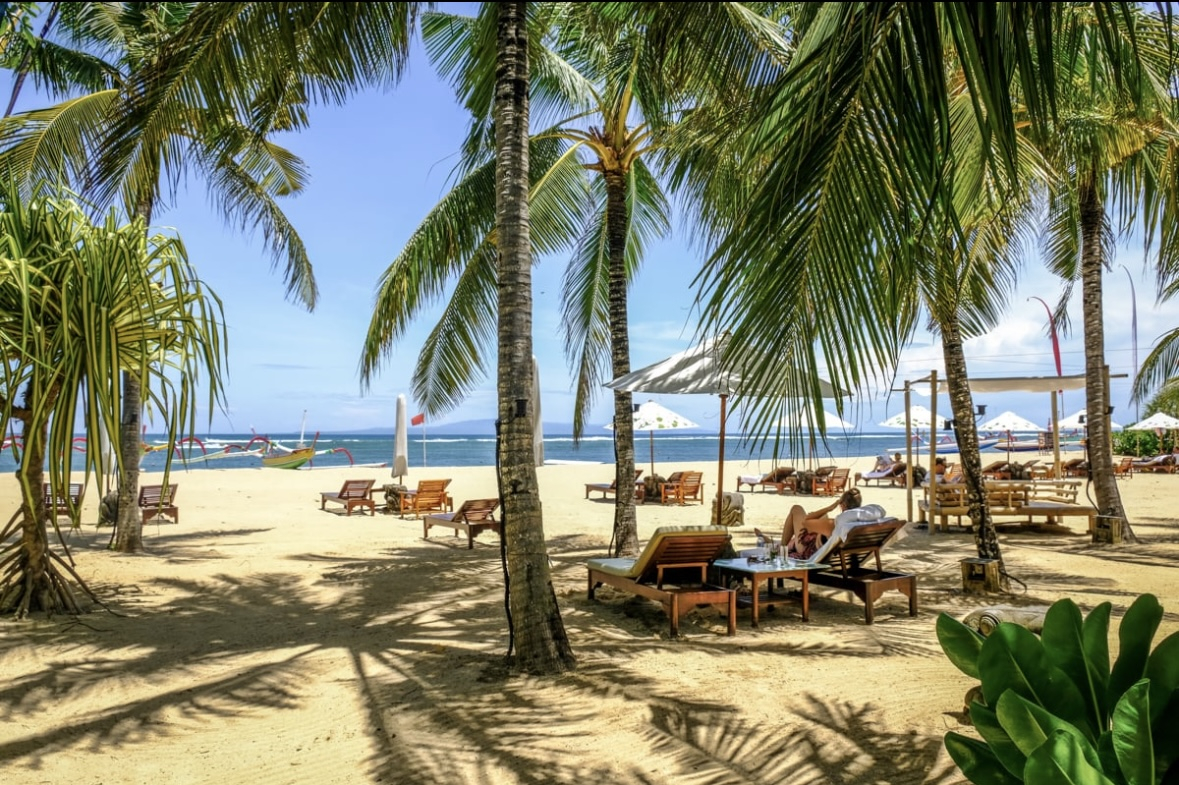 Praia de Sanur ao longo do passeio de 7 quilômetros