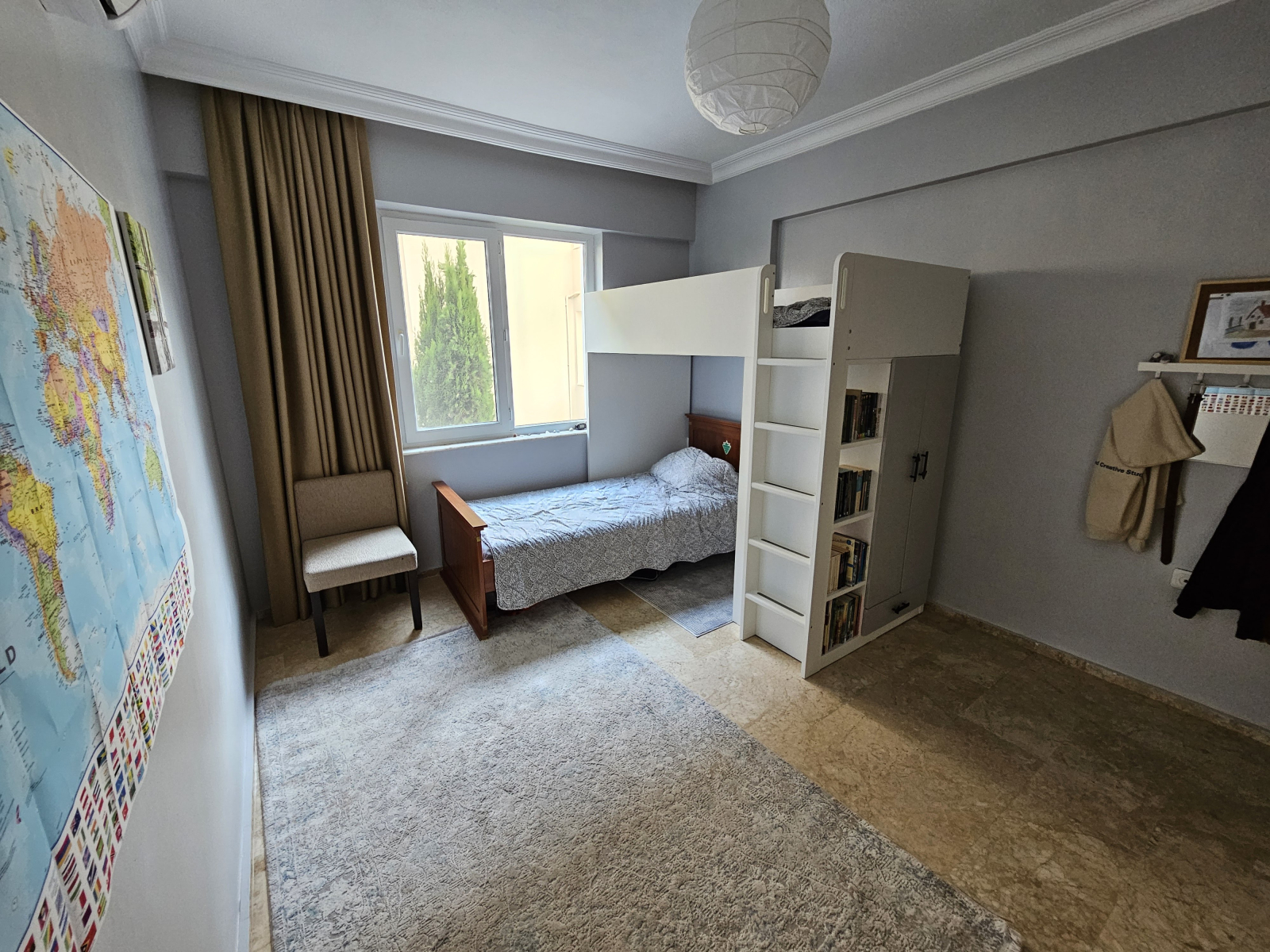 La chambre 2 dispose de deux lits, l’un est un lit mezzanine.