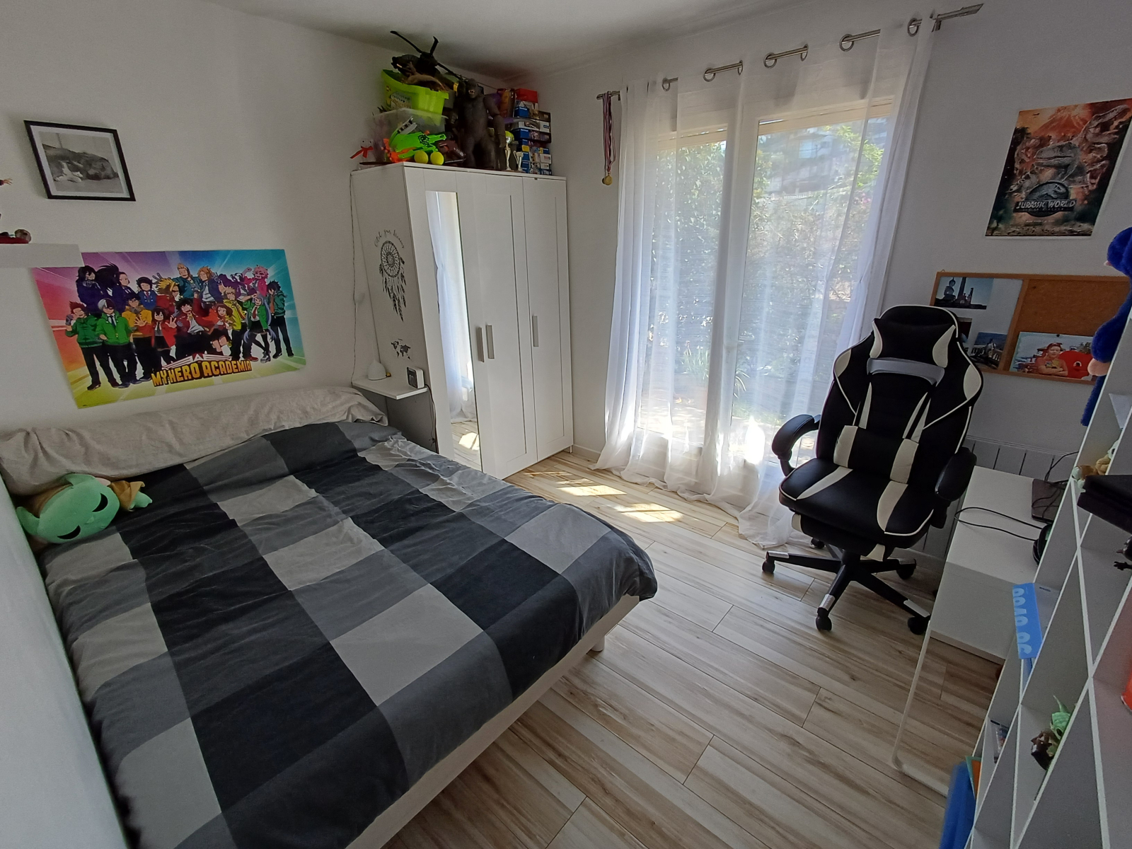 Petite chambre enfant. Lit 140x200 cm.