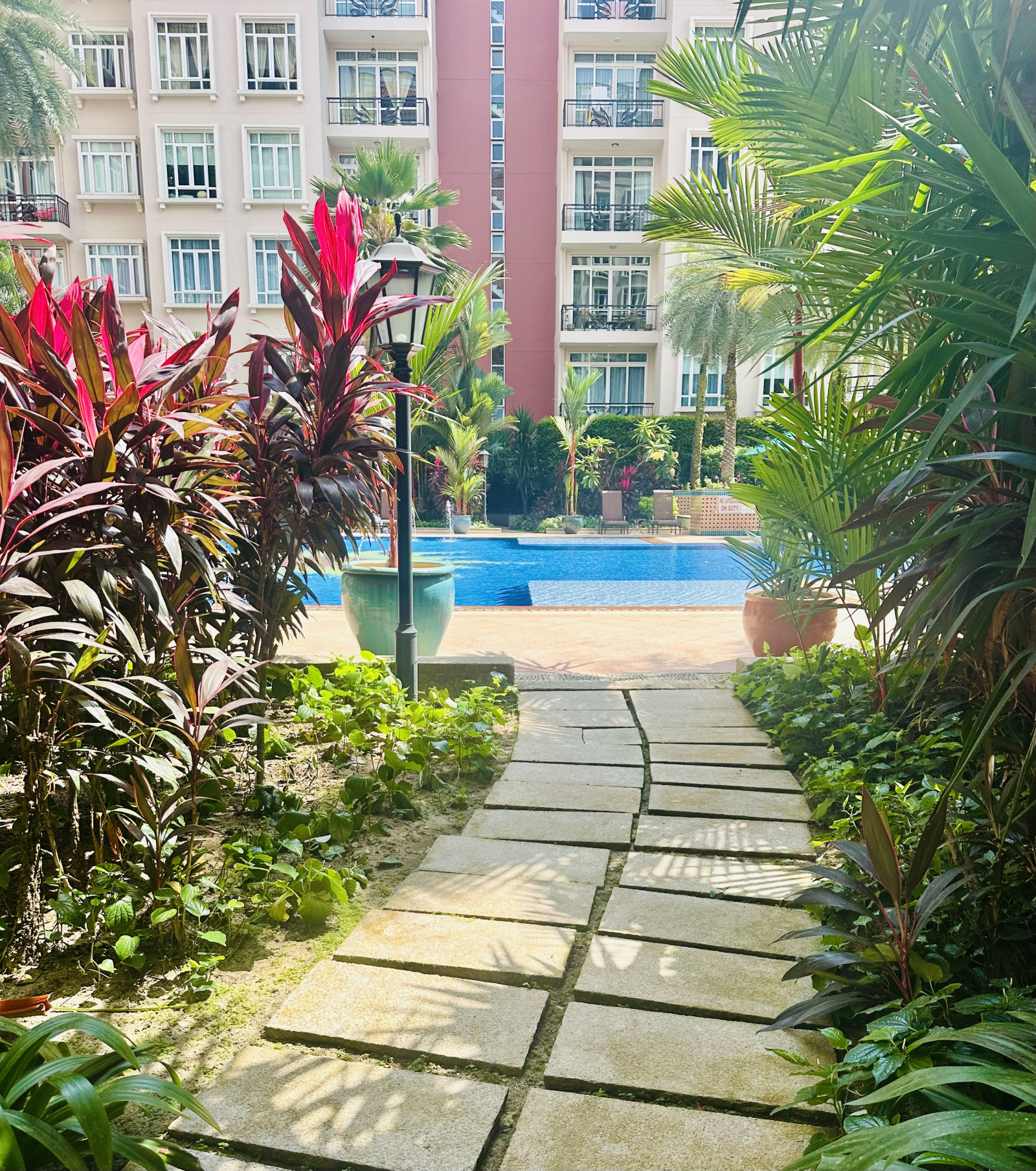 Caminho do nosso portão dos fundos para a piscina