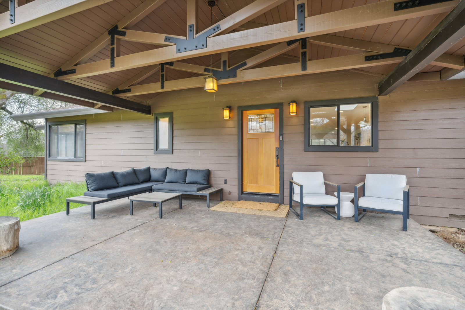 Veranda anteriore con ampi posti a sedere.