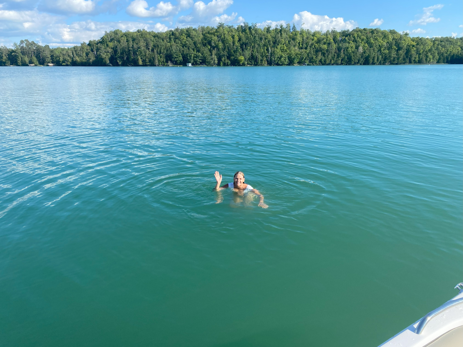 ¡Poco tráfico de barcos, abundantes lugares para sumergirse y nadar!