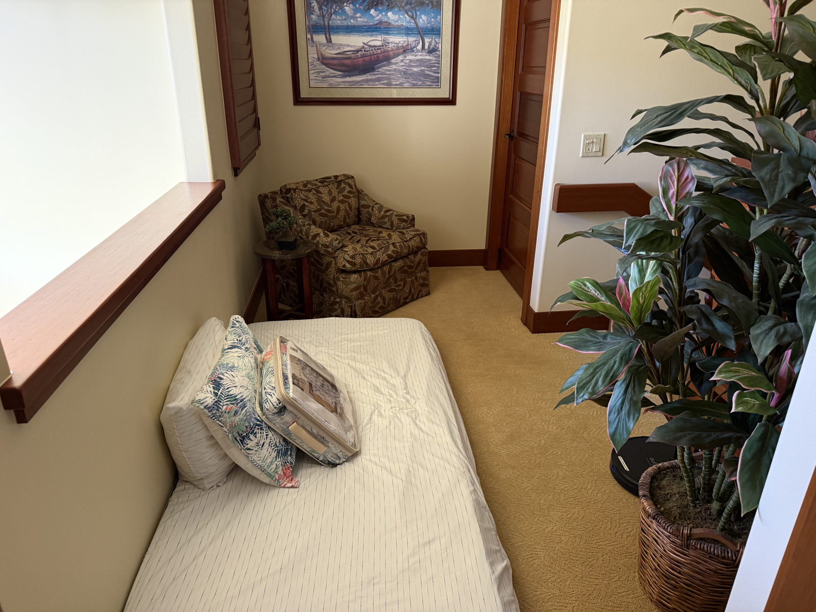 Overloop op de bovenverdieping met drievoudige matras en beddengoed