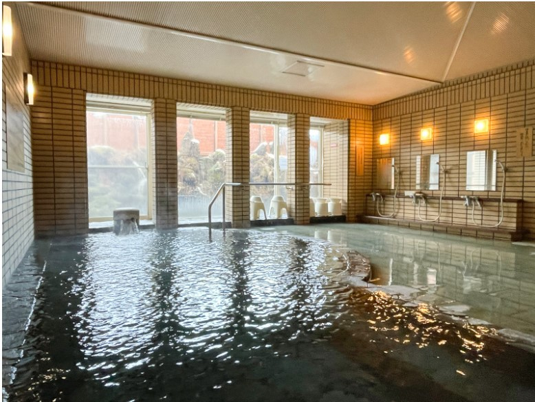 Onsen, eine natürliche heiße Quelle, befindet sich in unserem Gebäude. Das Tragen von Badebekleidung ...