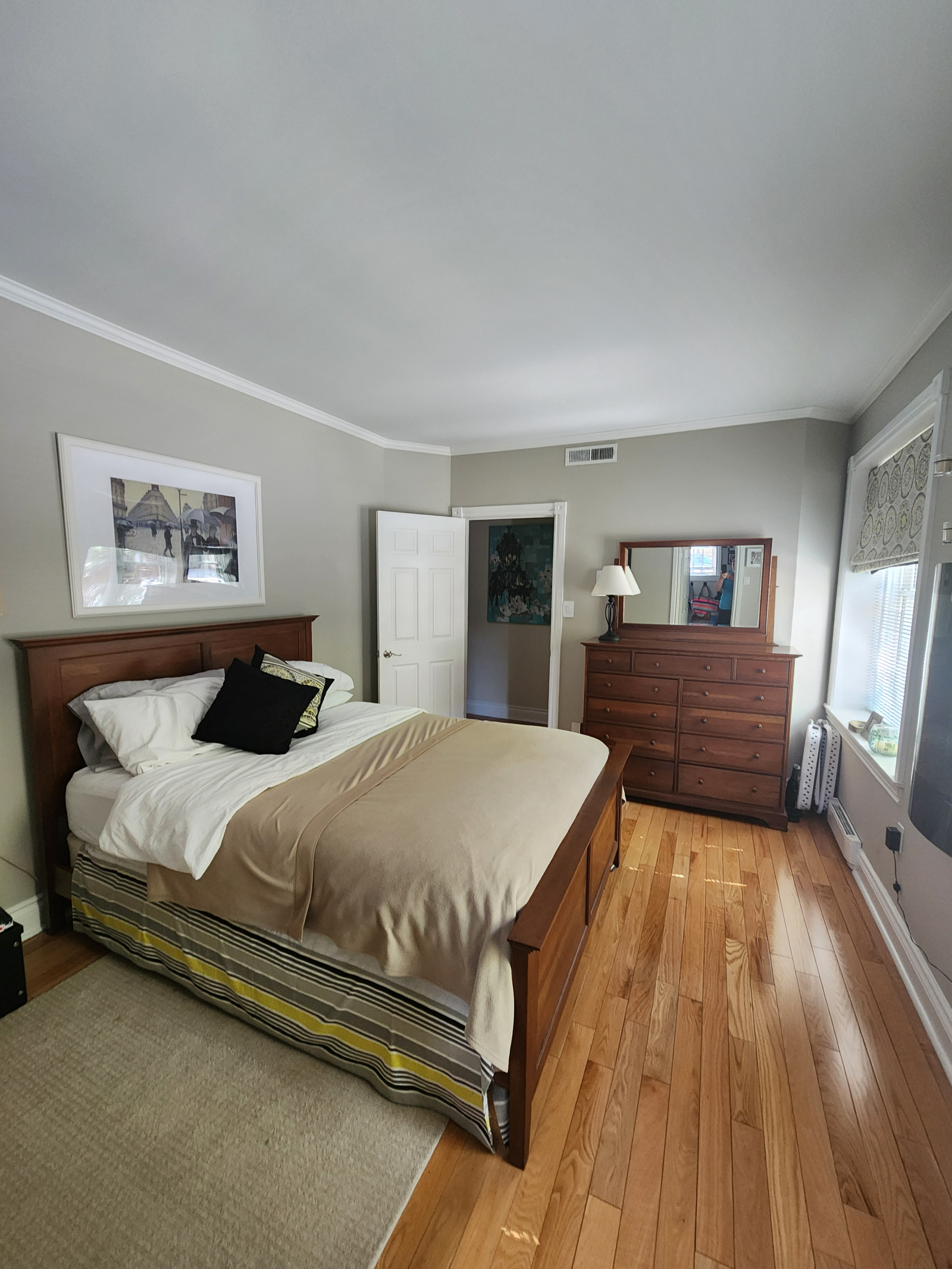 Hauptschlafzimmer mit begehbarer Dusche und Kleiderschrank