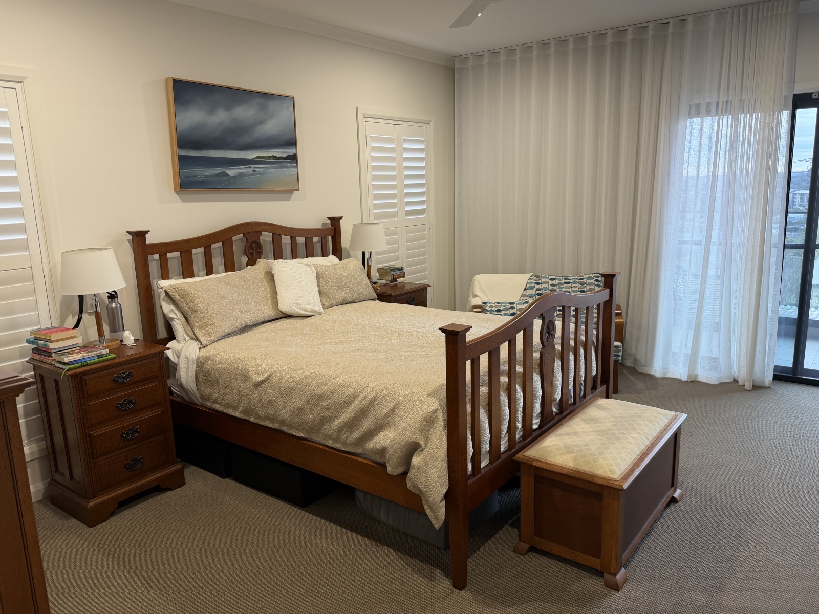 Camera da letto queen size al piano superiore (3)