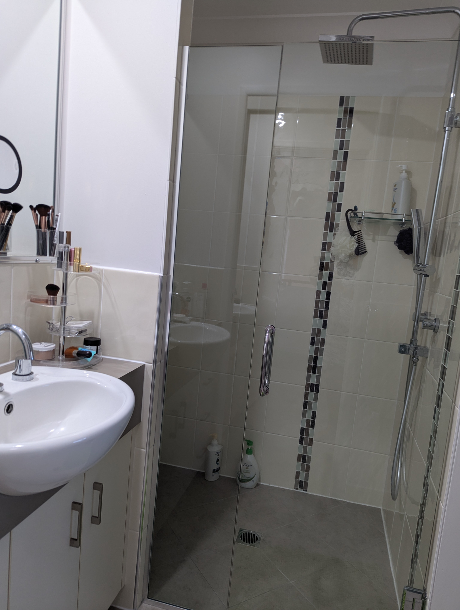 bagno con doccia privato dalla camera da letto principale