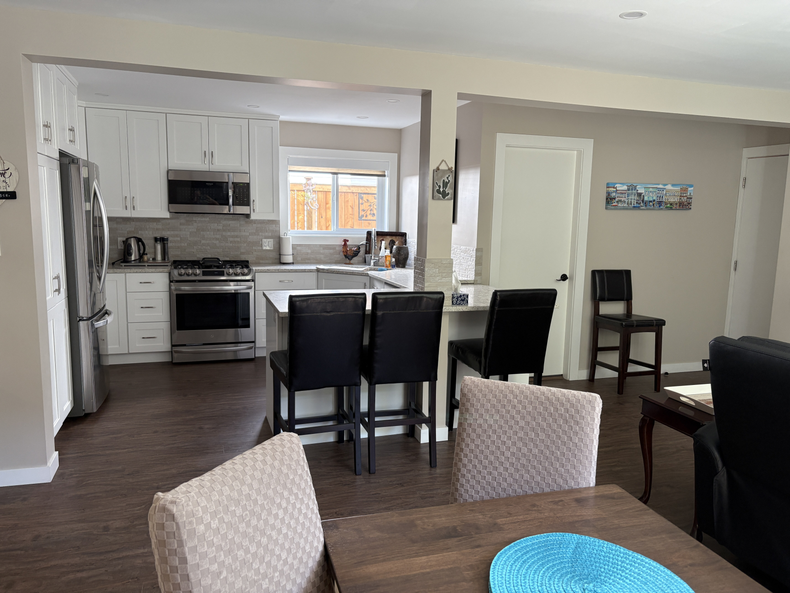 Keuken in Suite met vaatwasser, aardgasfornuis, koelkast met ijsblokjesmachine.